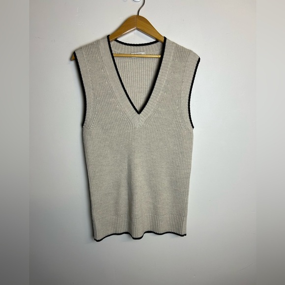 BABATON Aritzia Sz S Cream V-Neck Sweater Vest 100% Merino Wool Minimalist - Picture 1 of 11